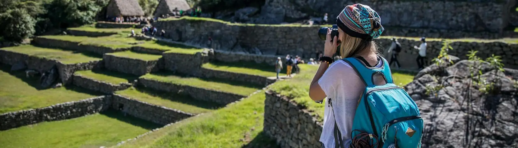 Viajera fotografiando Machu Picchu